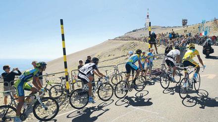 Kahle Schönheit: Der Mont Ventoux verführt mit eigenen Reizen (hier die Tour de France 2007). Über den Ausblick von oben schrieb schon Petrarca.