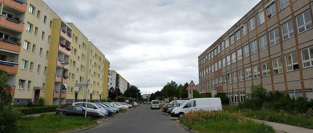 Am Rand der Stadt: Die Carola-Neher-Straße in Hellersdorf. Auf der rechten Seite liegt die Max-Reinhardt-Schule, die nun zum Asylbewerberheim umgebaut wird.