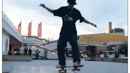 Immer an der Kante. Die Freiflächen vor der Philharmonie und dem Kulturforum am Potsdamer Platz sind bei den Skatern besonders beliebt.
