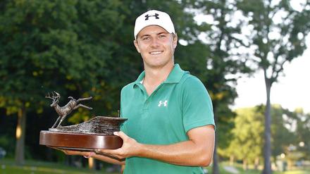 Jordan Spieth mit seiner Trophäe.