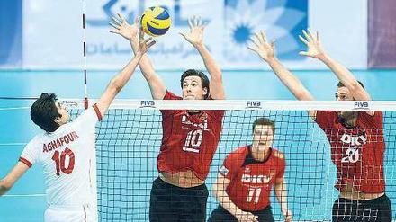 Harter Gegner. Der deutsche Block (hinten) hatte gegen die iranische Offensive einige Probleme. Am Freitag musste sich die Nationalmannschaft 0:3 geschlagen geben, am Sonnabend siegte sie dann selbst 3:0.