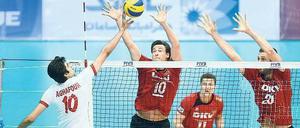 Harter Gegner. Der deutsche Block (hinten) hatte gegen die iranische Offensive einige Probleme. Am Freitag musste sich die Nationalmannschaft 0:3 geschlagen geben, am Sonnabend siegte sie dann selbst 3:0.
