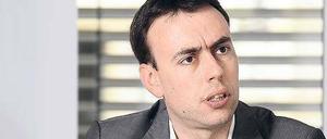 Nils Schmid (40) ist seit 2011 stellvertretender Ministerpräsident der grün-roten Landesregierung in Baden-Württemberg. Als „Superminister“ führt er die Ressorts Wirtschaft und Finanzen. Schmid, Einser-Jurist und Rechtsanwalt, gilt als Pragmatiker. Er verteidigt die innerhalb der SPD nach wie vor umstrittene Agenda 2010 von Gerhard Schröder.