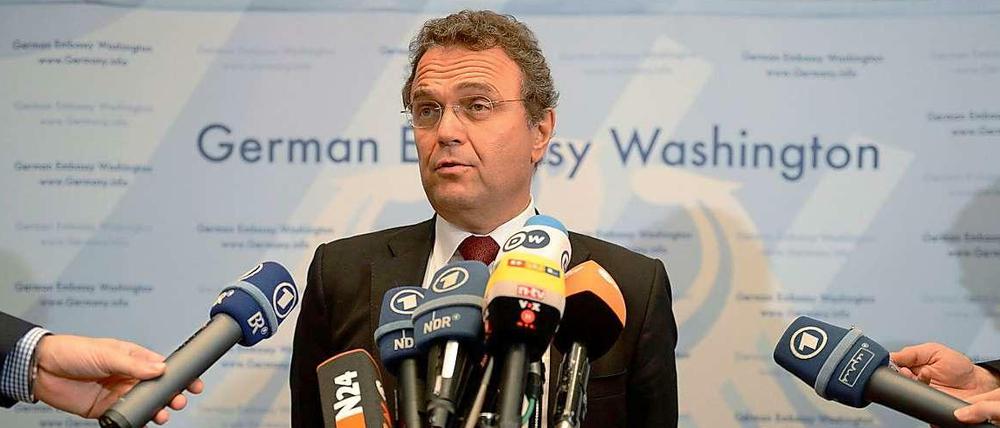 Versucht es mit Gelassenheit. Bundesinnenminister Hans-Peter Friedrich (CSU) setzt in der NSA-Affäre auf die Defensive.