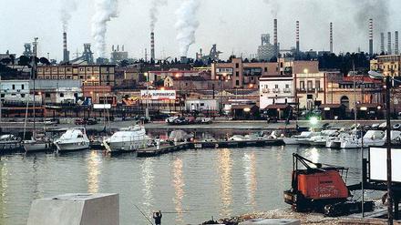 Allgegenwärtig: Das Stahlwerk Ilva braucht fast doppelt so viel Platz wie die 200 000-Einwohner-Stadt Tarent selbst. Seine Schlote überragen alles. 