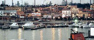 Allgegenwärtig: Das Stahlwerk Ilva braucht fast doppelt so viel Platz wie die 200 000-Einwohner-Stadt Tarent selbst. Seine Schlote überragen alles. 