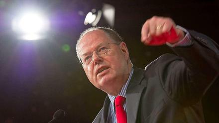 Peer Steinbrück wirft der Kanzlerin vor, sie nehme den Bruch von Bürgerrechten in der NSA-Affäre billigend in Kauf.