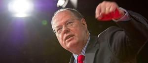 Peer Steinbrück wirft der Kanzlerin vor, sie nehme den Bruch von Bürgerrechten in der NSA-Affäre billigend in Kauf.