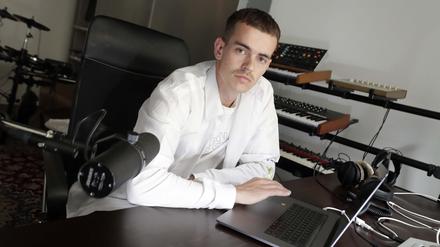  „Crisis“ heißt das Debütalbum von Valentin Hansen. Er meint damit auch den aktuellen Zustand der Musikbranche. Durch die Pandemie stehen viele Musiker:innen vor existenziellen Probleme, da sie lange nicht live auftreten konnten. Streamingdienste wie Spotify sind indes die großen Gewinner der Pandemie.