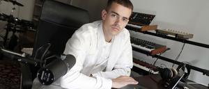  „Crisis“ heißt das Debütalbum von Valentin Hansen. Er meint damit auch den aktuellen Zustand der Musikbranche. Durch die Pandemie stehen viele Musiker:innen vor existenziellen Probleme, da sie lange nicht live auftreten konnten. Streamingdienste wie Spotify sind indes die großen Gewinner der Pandemie.