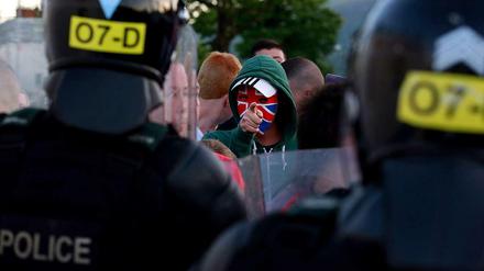 Demonstranten und Polizisten in Belfast.
