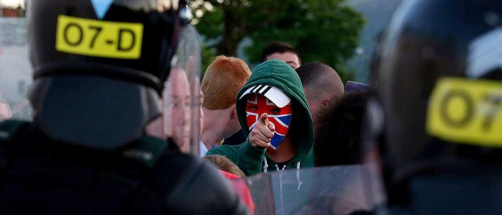 Demonstranten und Polizisten in Belfast.