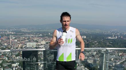 Thomas Dold hat er eine Sondergenehmigung, um in dem Wolkenkratzer Main Tower trainieren zu können.