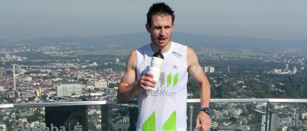 Thomas Dold hat er eine Sondergenehmigung, um in dem Wolkenkratzer Main Tower trainieren zu können.