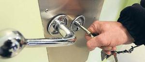 Schönes Beamtenleben? Eher nicht für Justizvollzugsbeamte, die als Berufsanfänger in Berlin 1680 Euro im Monat bekommen. In keinem anderen Bundesland werden Beamte so schlecht bezahlt wie in Berlin.