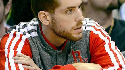 Das große Warten. Tim Ohlbrecht auf der Bank der Houston Rockets.