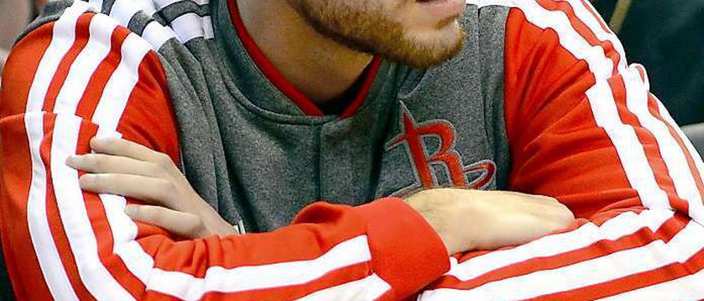 Das große Warten. Tim Ohlbrecht auf der Bank der Houston Rockets.