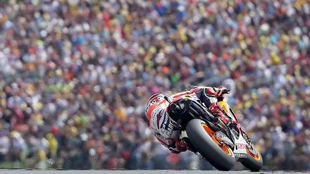 Die Menge geriet in Ekstase, als Stefan Bradl gleich in der ersten Runde an die Spitze fuhr.