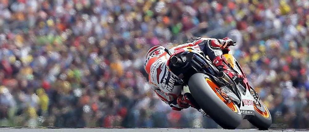Die Menge geriet in Ekstase, als Stefan Bradl gleich in der ersten Runde an die Spitze fuhr.