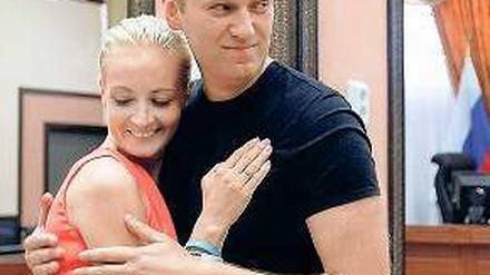 Glücklich. Alexej Nawalny und seine Frau Juli am Freitag in Moskau. Foto: Reuters