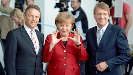 Auch wenn man Angela Merkels Geste so deuten könnte: besonders angriffslustig ist die Kanzlerin nicht. Auch nicht Innenminister Friedrich (l.) und Kanzleramtschef Pofalla (r.).