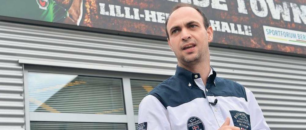 Baumeister. Bob Hanning vor dem neuen Trainingszentrum der Füchse im Sportforum Hohenschönhausen.