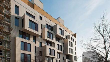 Die Fenster dreifach verglast, die Holzfassade mit Zellulose gedämmt. Das Nullemissionshaus Boyenstraße in Mitte kommt mit 16 Kilowattstunden Heizwärme pro Jahr und Quadratmeter aus.