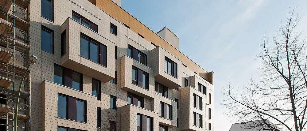 Die Fenster dreifach verglast, die Holzfassade mit Zellulose gedämmt. Das Nullemissionshaus Boyenstraße in Mitte kommt mit 16 Kilowattstunden Heizwärme pro Jahr und Quadratmeter aus.