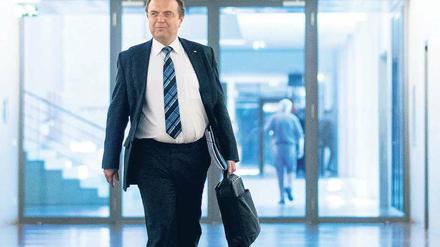 Auf dem Weg. Bundesinnenminister Hans-Peter Friedrich (CSU) vor dem Treffen mit dem Parlamentarischen Kontrollgremium. Foto: Thomas Peter/Reuters