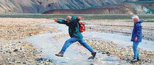 Mit Schwung und wasserdichten Schuhen. In Island birgt auch eine vermeintlich einfache Wandertour kleine und größere Abenteuer.