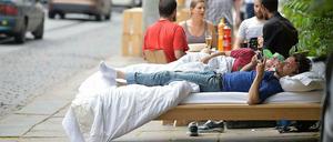 Anders Reisen. Private Unterkünfte sind wesentlich günstiger als Hotels oder gar kostenlos - wie dieses mobile Wohnzimmer eines französischen Künstlertrios in Dresden.