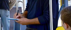 Weil das elektronische Ticket nicht funktioniert, muss im Moment noch auf althergebrachte Weise kontrolliert werden. 