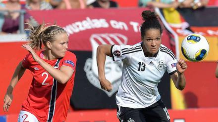 Kampf um den Ball. Deutschlands Nationalstürmerin Celia Okoyino da Mbabi (rechts) und die Norwegerin Marita Lund.