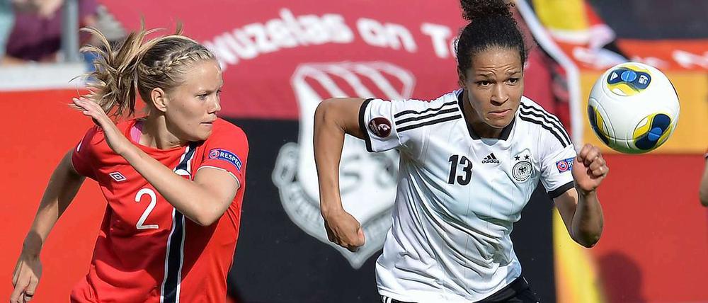 Kampf um den Ball. Deutschlands Nationalstürmerin Celia Okoyino da Mbabi (rechts) und die Norwegerin Marita Lund.