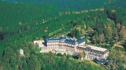 Pracht im Grünen. Das Gebäude des Hotels Bühlerhöhe wurde 1912 errichtet und diente anfangs als Offiziersgenesungsheim. 1921 wurde es zum Kurhaus umgestaltet.