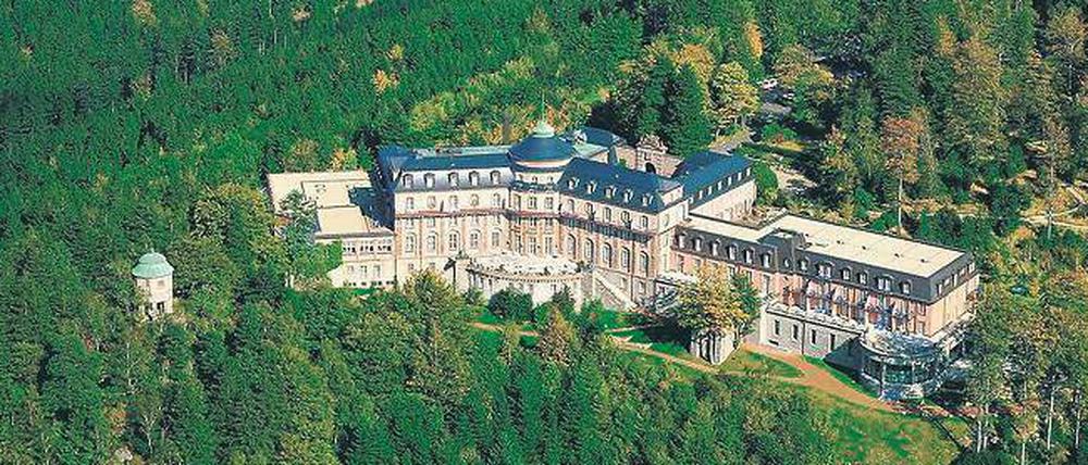 Pracht im Grünen. Das Gebäude des Hotels Bühlerhöhe wurde 1912 errichtet und diente anfangs als Offiziersgenesungsheim. 1921 wurde es zum Kurhaus umgestaltet.