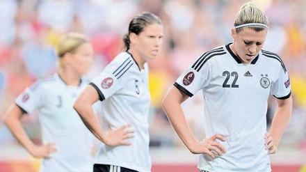 Fassungslos historisch. Luisa Wensing (Nummer 22) und Annike Krahn (5) kurz nach der ersten EM-Niederlage seit 20 Jahren.