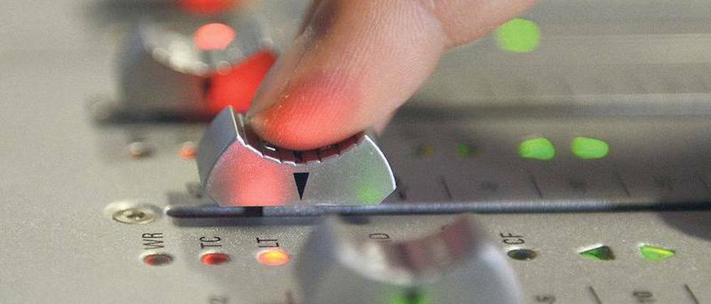Am Regler. Tontechniker beschäftigen sich mit der Frage, welches Mikrofon eher für den Gesang und welches eher für Drums eingesetzt wird. Lernen kann man den Beruf an Akademien oder in einer betrieblichen Ausbildung. Foto: dpa