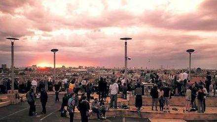 Neukölln, du bist so wunderbar. Sonnenuntergang, Fernsehturm, Musik – eine schöne Konstellation, um den Abend zu genießen. So sieht’s im Klunkerkranich aus, der an den Wochenenden geöffnet ist, übrigens auch sonntags ab 14 Uhr.