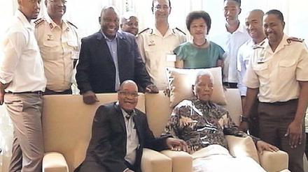 Traurige Inszenierung. Gut lachen haben auf dem Gruppenbild vor allem Präsident Jacob Zuma – der Nelson Mandela die Hand tätschelt – und Vizepräsident Cyril Ramaphosa (hinter Zuma). Bei den übrigen Personen im Haus des ersten schwarzen Präsidenten Südafrikas handelt es sich um Personal.