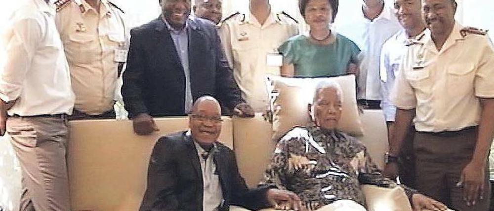 Traurige Inszenierung. Gut lachen haben auf dem Gruppenbild vor allem Präsident Jacob Zuma – der Nelson Mandela die Hand tätschelt – und Vizepräsident Cyril Ramaphosa (hinter Zuma). Bei den übrigen Personen im Haus des ersten schwarzen Präsidenten Südafrikas handelt es sich um Personal.