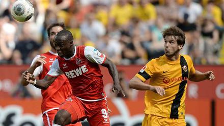 Dresdens Romain Bregerie (r.) und Kölns Anthony Ujah im Zweikampf um den Ball.