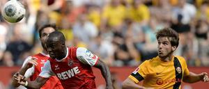 Dresdens Romain Bregerie (r.) und Kölns Anthony Ujah im Zweikampf um den Ball.