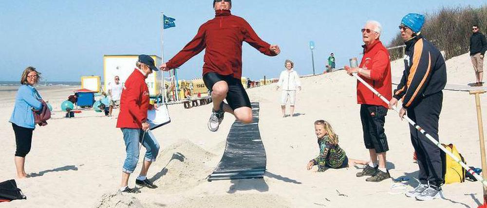 Nur im Strandkorb zu liegen, ist langweilig. Langeoog ist ein Dorado für Aktive. Manche trainieren hier sogar fürs Sportabzeichen.