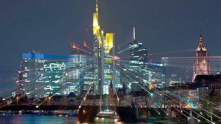 Die Bankenskyline in Frankfurt am Main bei Nacht.