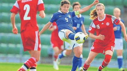 99 Tore hat sie schon. Tor Nummer 100 möchte Patrizia Panico (Mitte) am Sonntag im EM-Viertelfinale gegen Deutschland erzielen. Foto: dpa
