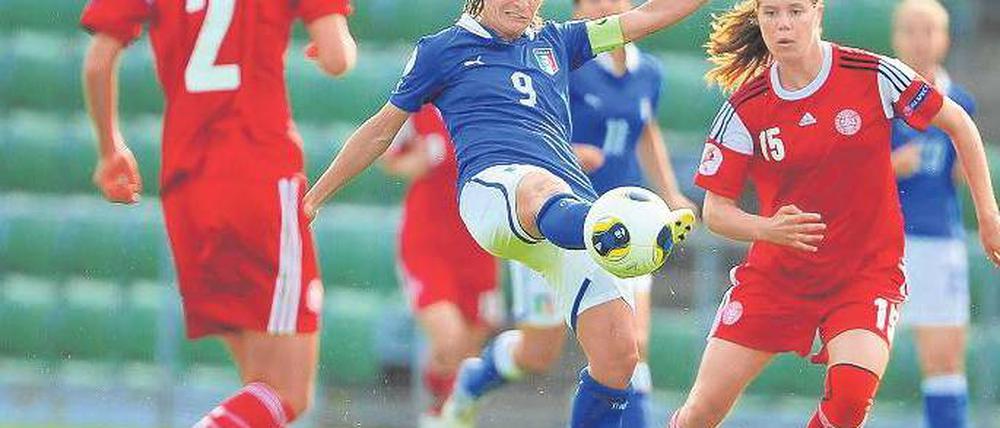 99 Tore hat sie schon. Tor Nummer 100 möchte Patrizia Panico (Mitte) am Sonntag im EM-Viertelfinale gegen Deutschland erzielen. Foto: dpa