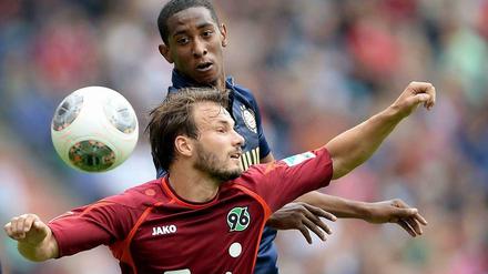 Gefährliches Spiel: Der Hannoveraner Szabolcs Huszti (unten) riskiert im Test gegen PSV Eindhoven die nächste Verletzung.