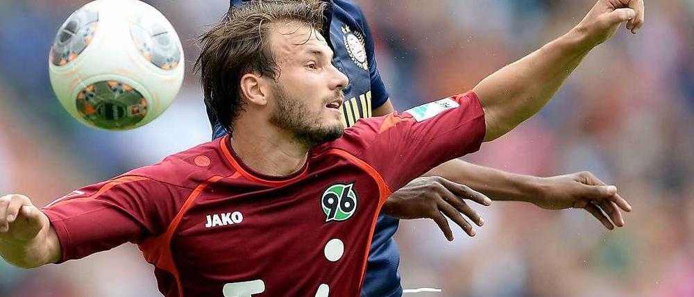 Gefährliches Spiel: Der Hannoveraner Szabolcs Huszti (unten) riskiert im Test gegen PSV Eindhoven die nächste Verletzung.