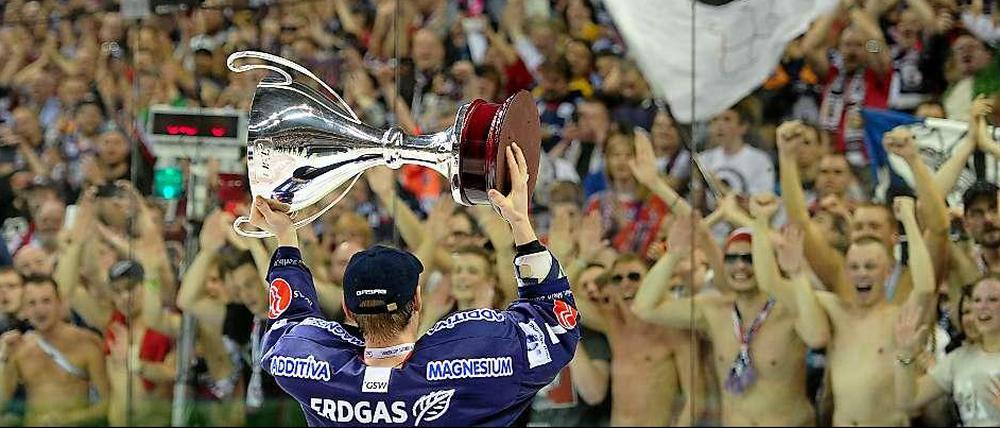 Feiern mit den Fans: Berlins Frank Hördler jubelt nach dem Gewinn der Deutschen Meisterschaft 2013 mit den Eisbären-Anhängern.